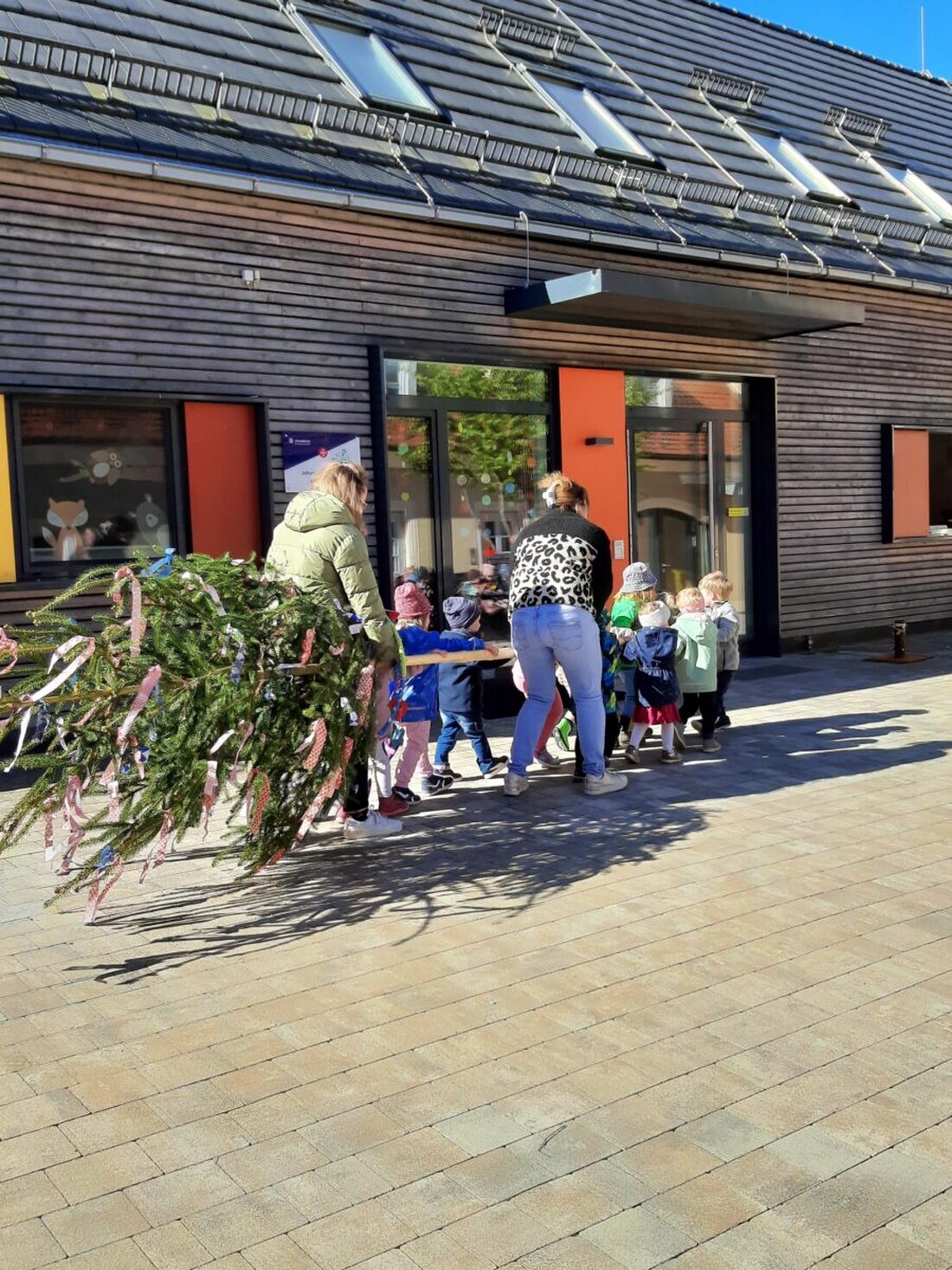 Plößberg. Am 30. April stellten die Kinder der Johanniter-Kinderkrippe „Wirbelwind“ mit viel Einsatz ihren Maibaum auf. Sie banden bunte Bänder, bemalten Herzen, tanzten danach und feierten mit Eltern und Großeltern Brotzeit.