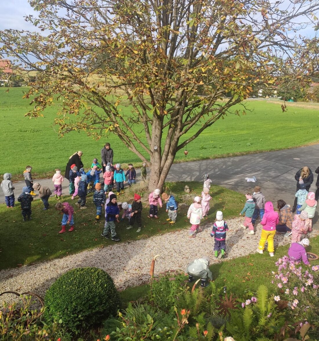 Plößberg. Kinder des Johanniter-Kindergartens Regenbogen sammelten auf dem Grundstück der Familie Jäger Kastanien und bastelten daraus Ketten, Figuren und Bilder für die herbstliche Deko.