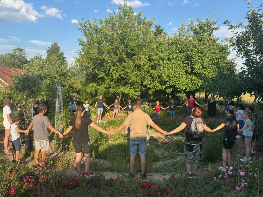 Floß. 25 Kinder und Jugendliche gingen in Floß auf eine spirituelle Entdeckungstour, erlebten biblische Geschichten und die Kraft des Heiligen Geistes. Tag endete mit Spielen und gemeinsamer Pizza.