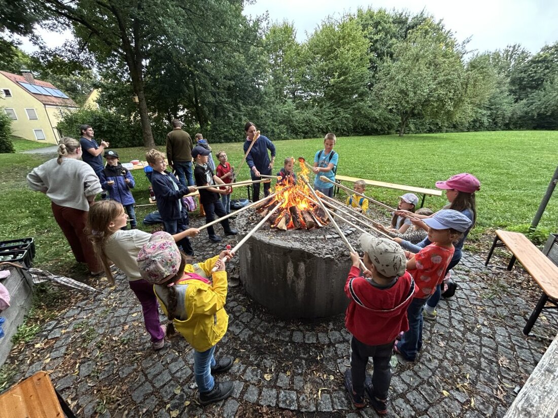 Neustadt. 24 Kinder aus Neustadt erlebten beim Pfarrei-Ferienprogramm eine Schnitzeljagd durch die Stadt. Highlights waren Rätsel an der Stadtpfarrkirche, ein Quiz beim Glashersteller und gemeinsames Singen im Altenheim.