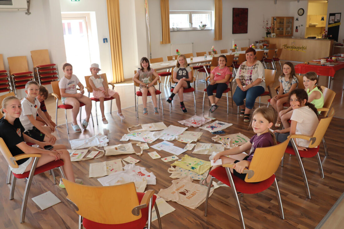 Burglengenfeld. Im Rahmen einer gelungenen Kooperation zwischen dem Kreisjugendamt Schwandorf, den Jugendpflegerinnen des Städtedreiecks sowie der Hauptakteurin Astrid Metz-Steinhauser, bekannt durch ihren Salon „haarCONZEPT“ in Teublitz und vielfältige ehrenamtliche Engagements, fand im Kindertreff der Stadt Burglengenfeld ein kreatives Workshop-Angebot für Kinder statt.