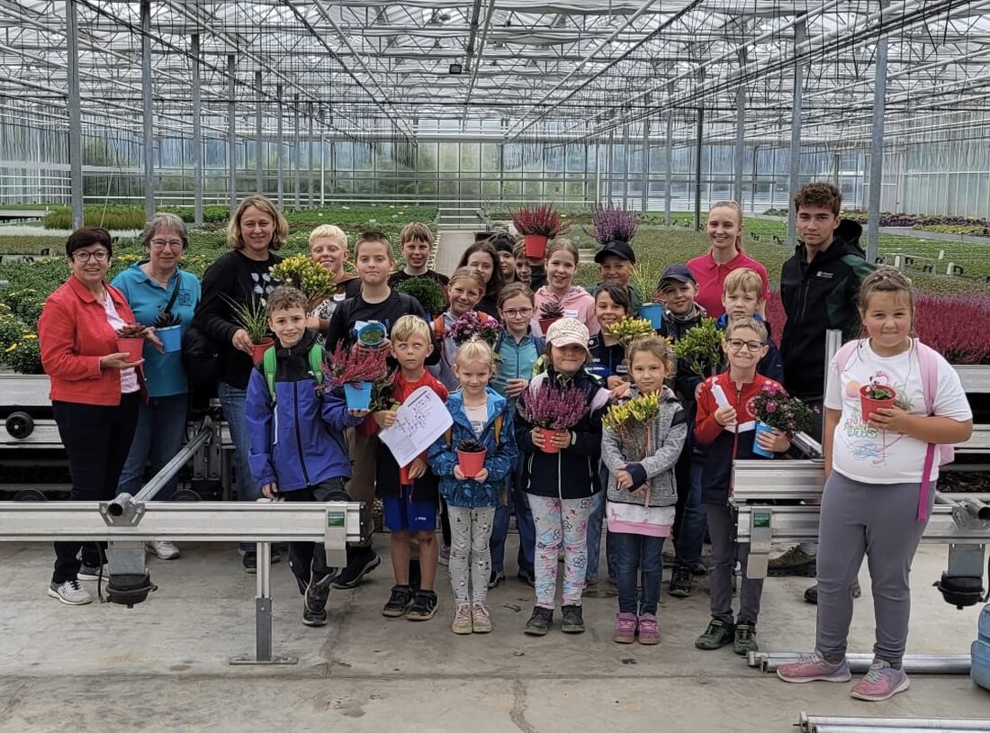 Neustadt/WN. Der Kinderferienclub besuchte am 2. September 2025 das Gewächshaus Steinhilber, lernte über ökologische Produktion, machte ein Quiz und nahm Pflanzen mit nach Hause.
