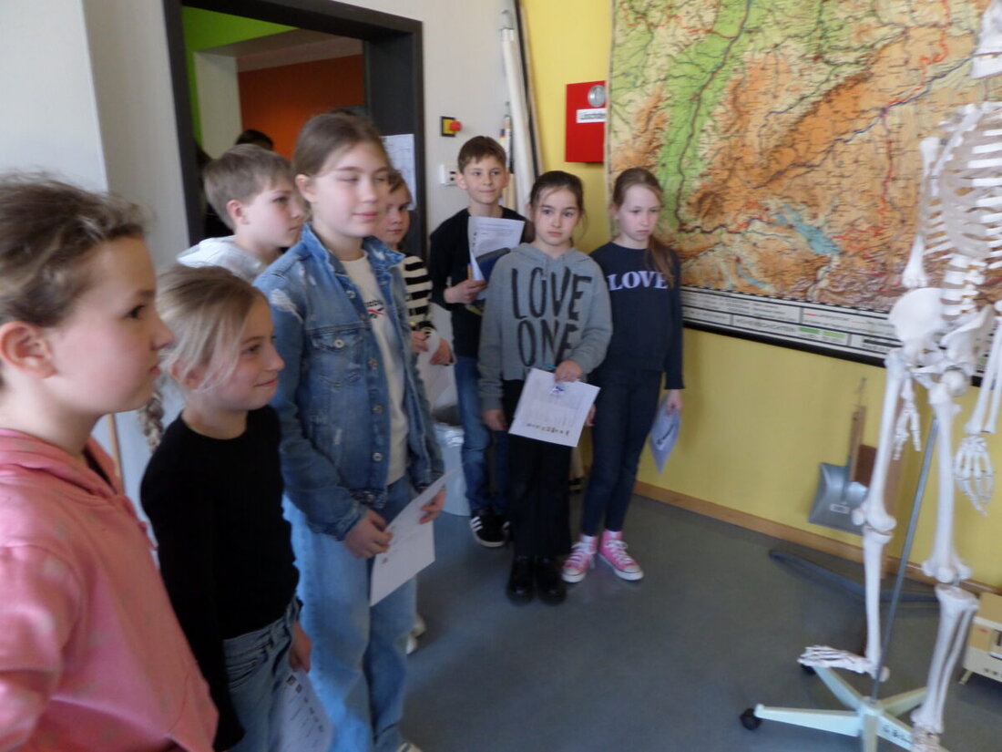 Weiherhammer. Schüler der 4. Klasse der Ludwig-Meier-Grundschule besuchten die Mittelschule Weiherhammer, um Einblicke in das Schulhaus und Aktivitäten wie Waffelbacken zu erhalten.