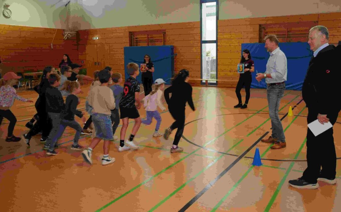 Freudenberg/Amberg-Sulzbach. "Voll typisch - Rollenbilder und Stereotype": Dem Kampf gegen unberechtigte Vorurteile hat sich das Team vom Spielebus Maxl des Landkreises Amberg-Sulzbach heuer verschrieben. Die Turnhalle der Grund- und Mittelschule Freudenberg bildete den Rahmen für den Auftakt. 