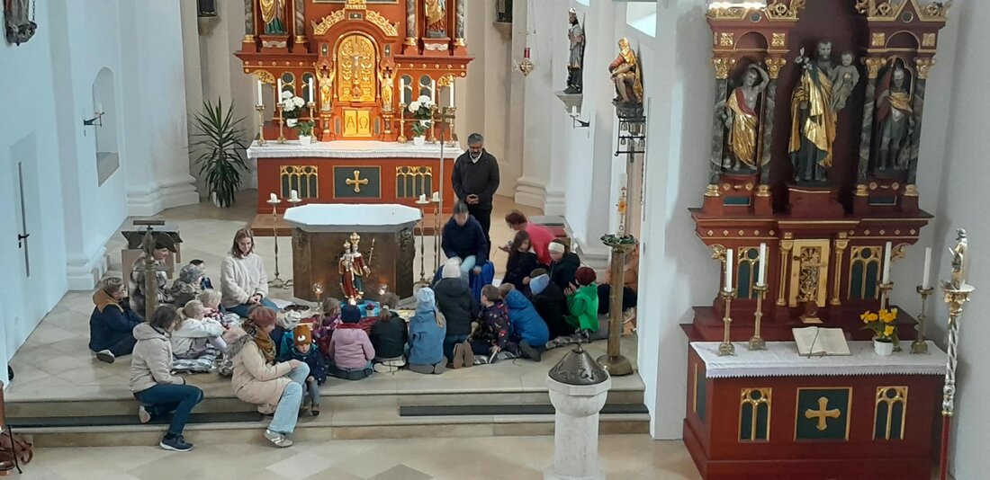 Leuchtenberg. In der Pfarrkirche St. Margareta beteten 21 Kinder mit dem Katholischen Frauenbund den freudenreichen Rosenkranz, erhielten den Segen von Pater Jo Jovilla-Kurian und erlebten danach kreative Angebote im Pfarrheim.