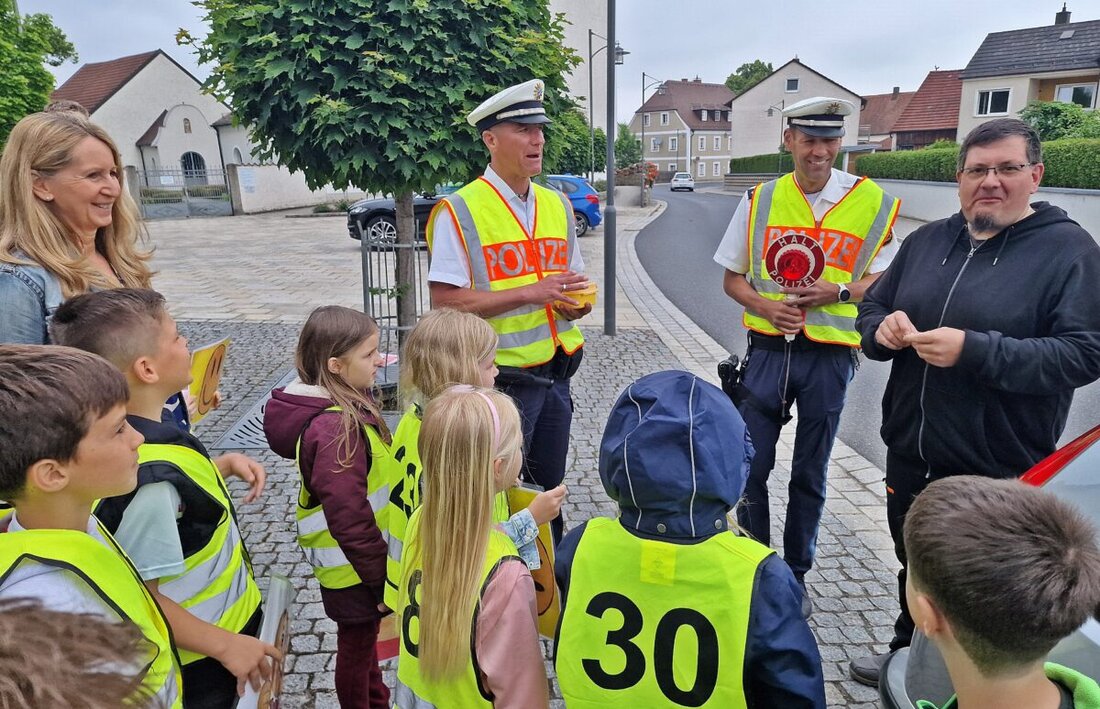 Schirmitz. In einer Verkehrspräventionsaktion wurden Temposünder vor der Grundschule Schirmitz von Schülern mit sauren Zitronen "bestraft". Kinder der 2. Klasse sprachen Fahrer an und überreichten bei geringen Geschwindigkeitsüberschreitungen eine Zitronenscheibe statt einer Geldstrafe.