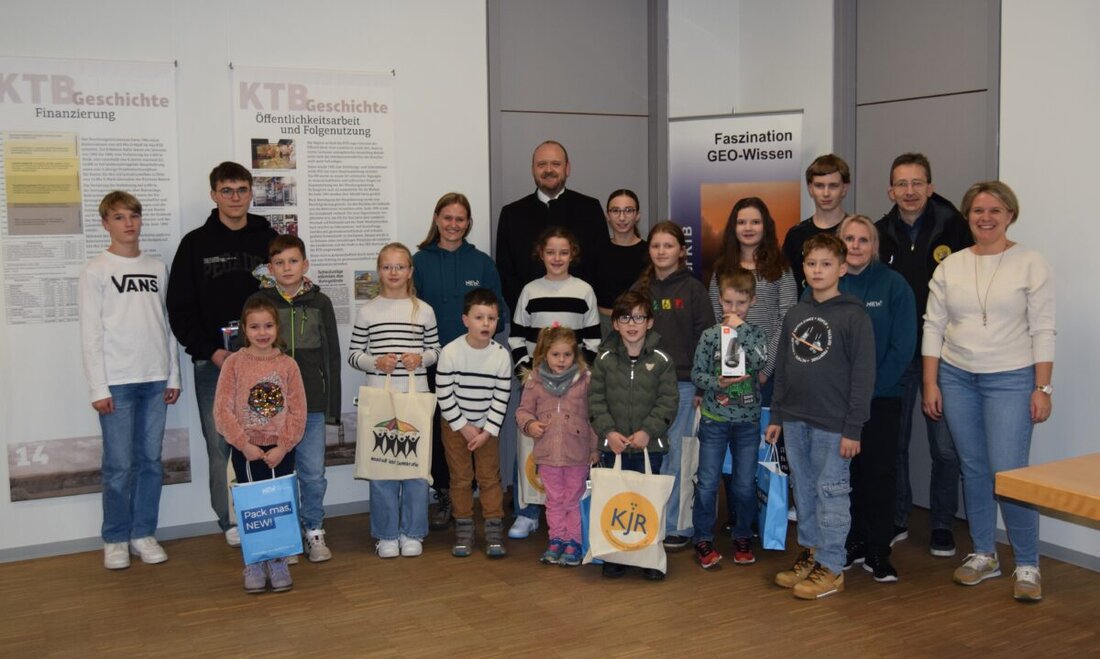 Neustadt. 23 Kinder gewannen Preise beim FREU.ZEIT-Rätsel, veranstaltet vom Landkreis Neustadt, und erhielten diese im GEO-Zentrum von Landrat Andreas Meier.
