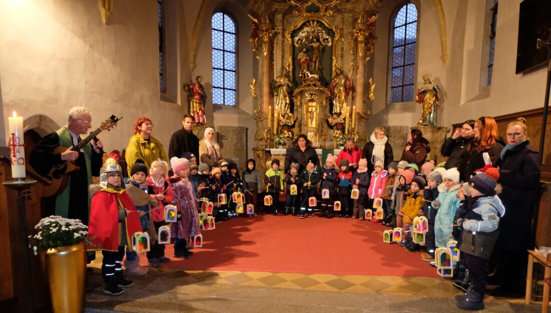 Floß. Kinder des Kindergartens "Unterm Regenbogen" feierten am Freitag Martinstag mit Laternenumzug und Martinspiel. Die Feier inkludierte eine Andacht in der Kirche, Gesang, ein Feuer und musikalische Begleitung.