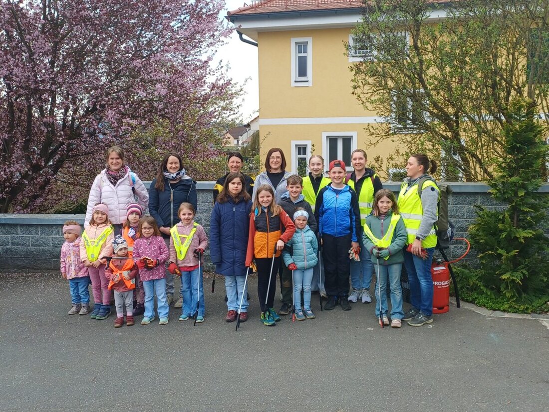 Püchersreuth. Kinder aus Püchersreuth und Wurz sammelten bei einer Ramadama Müll aus Wiesen, Straßenrändern und Grünflächen. Für Schmunzeln sorgte ein kurioser Fund: eine herrenlose Unterhose.