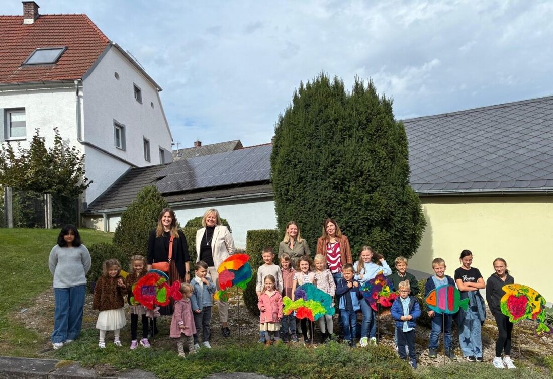 Floß. Beim Gemeindefest der evangelischen Kirchengemeinde St. Johannes Baptista bemalten Kinder aus dem Kindergarten „Unterm Regenbogen“ und dem Kindergottesdienst Holzfische, die nun als bunte Kunstwerke die Kirche schmücken.