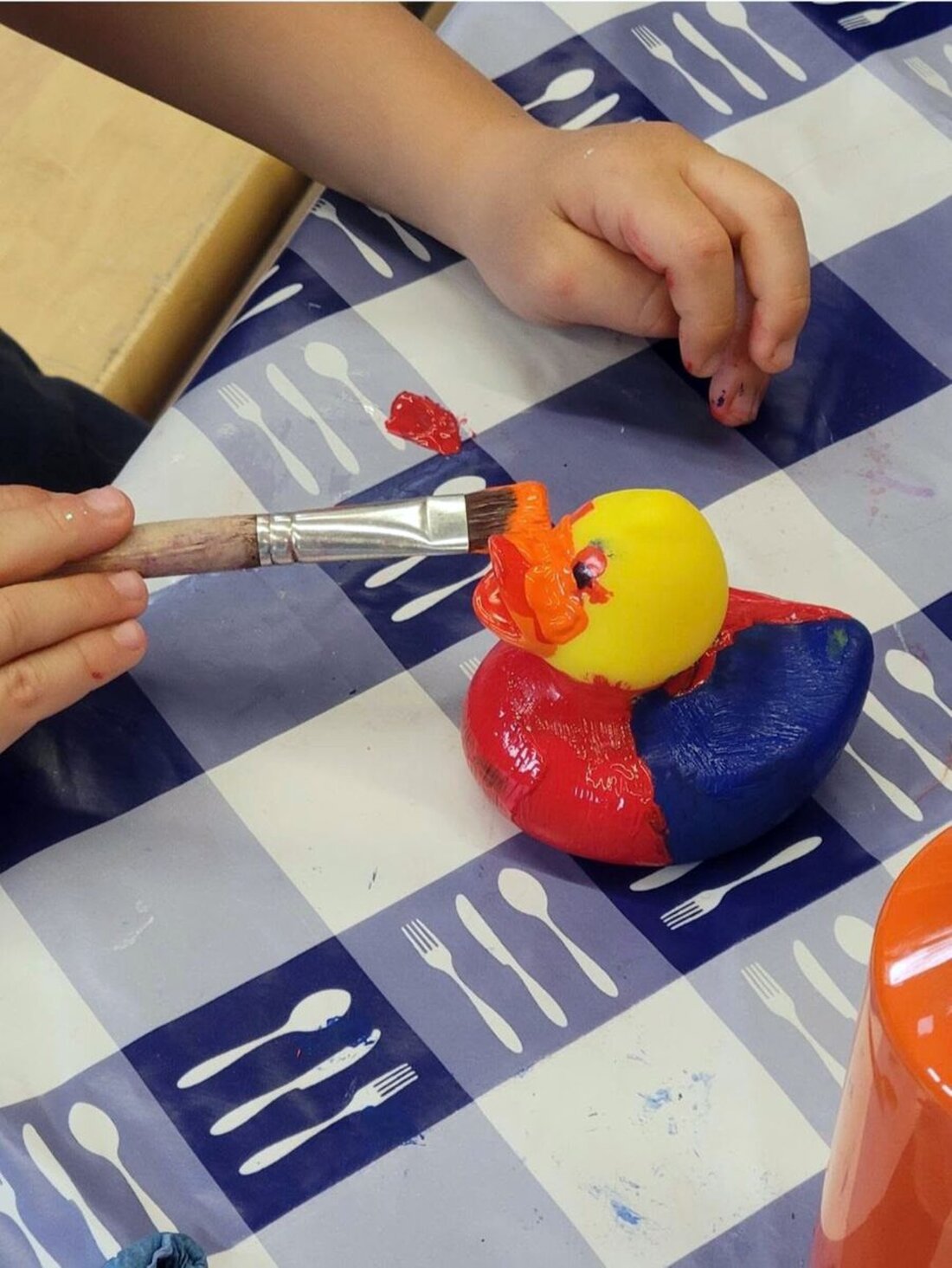 Rieden. Am 9. Mai eröffnet der inklusive Mehrgenerationenspielplatz; zugleich steigt das sechste OSA‑Entenrennen im Rahmen des R+V‑Fests „HerzMomente“. InKi‑Kinder gestalten die Enten bunt; Start an der Vilsbrücke um 14.30 Uhr.