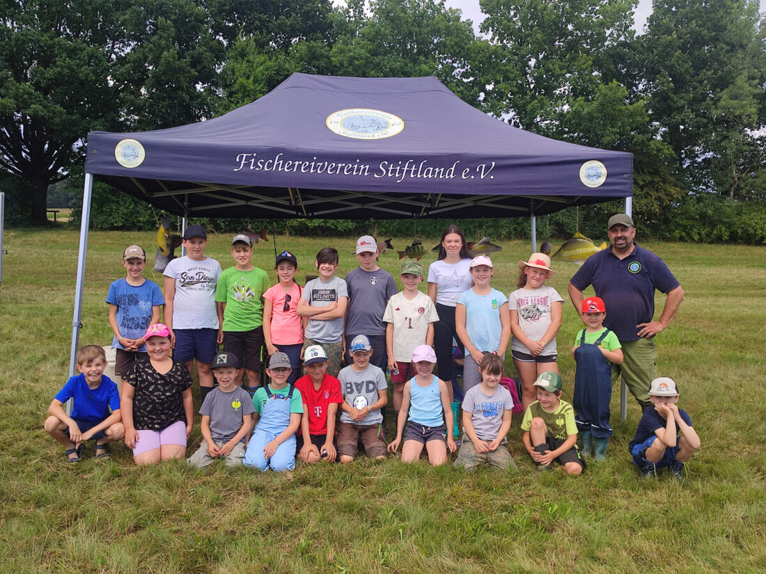 Bärnau/Tirschenreuth. Der Fischereiverein Stiftland e.V. bot im Sommer ein Ferienprogramm für Kinder an, um Angeln und den respektvollen Umgang mit Natur zu lehren. 21 Kinder am Stausee Liebenstein und 15 am Stadtteich Tirschenreuth lernten Angeltechniken und Tierschutz beim Angeln.