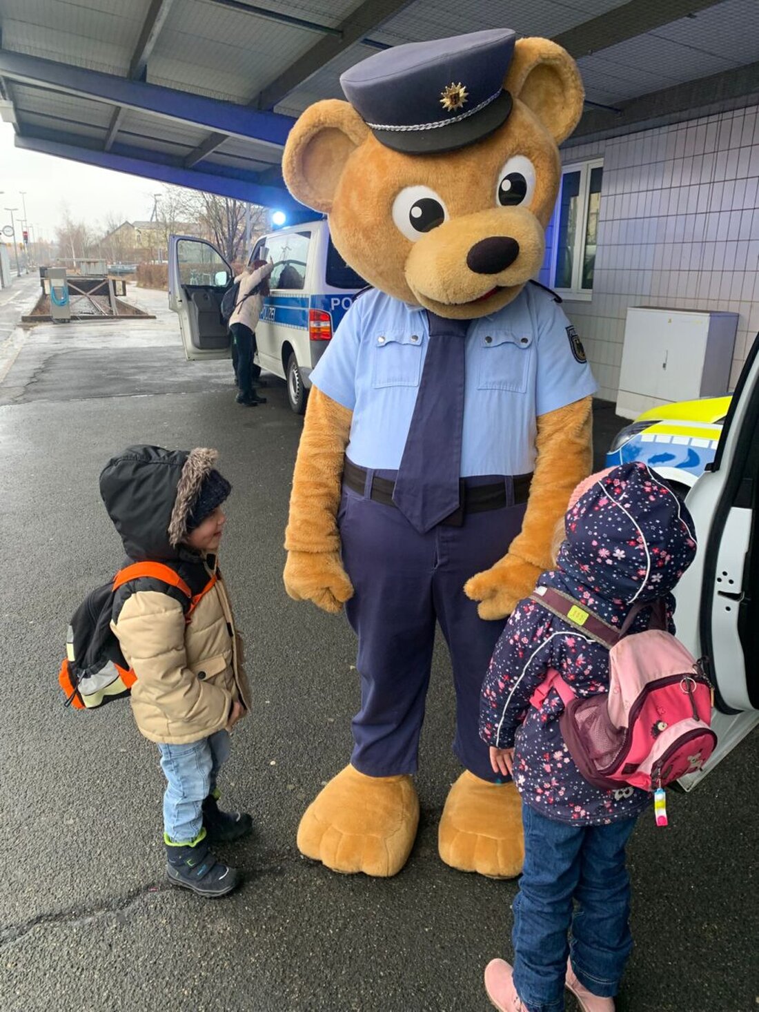 Weiden. Zehn Vorschulkinder lernten bei der Bundespolizei Weiden spielerisch wichtige Sicherheitsregeln im Bahnverkehr. Sie wurden von "Toni", dem Polizeibären, unterstützt und bekamen einen kindgerechten Polizeiausweis.