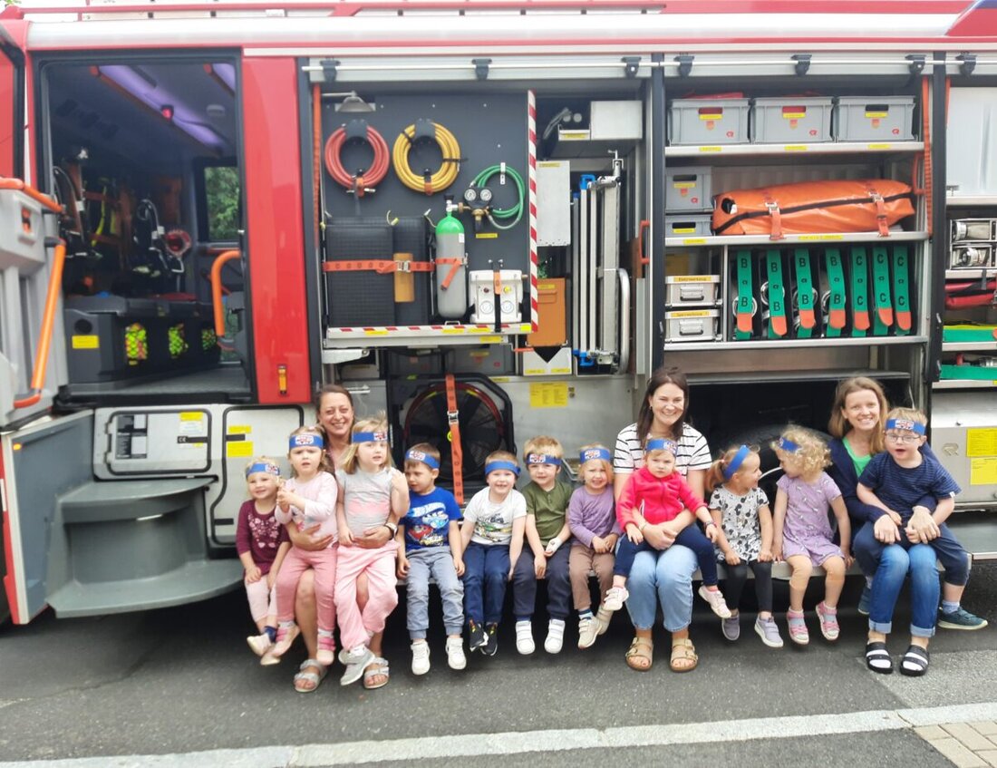 Plößberg. Die Johanniter-Kinderkrippe "Wirbelwind" führte mit der Freiwilligen Feuerwehr eine Brandschutzübung durch, um Personal und Kinder auf den Brandfall vorzubereiten.