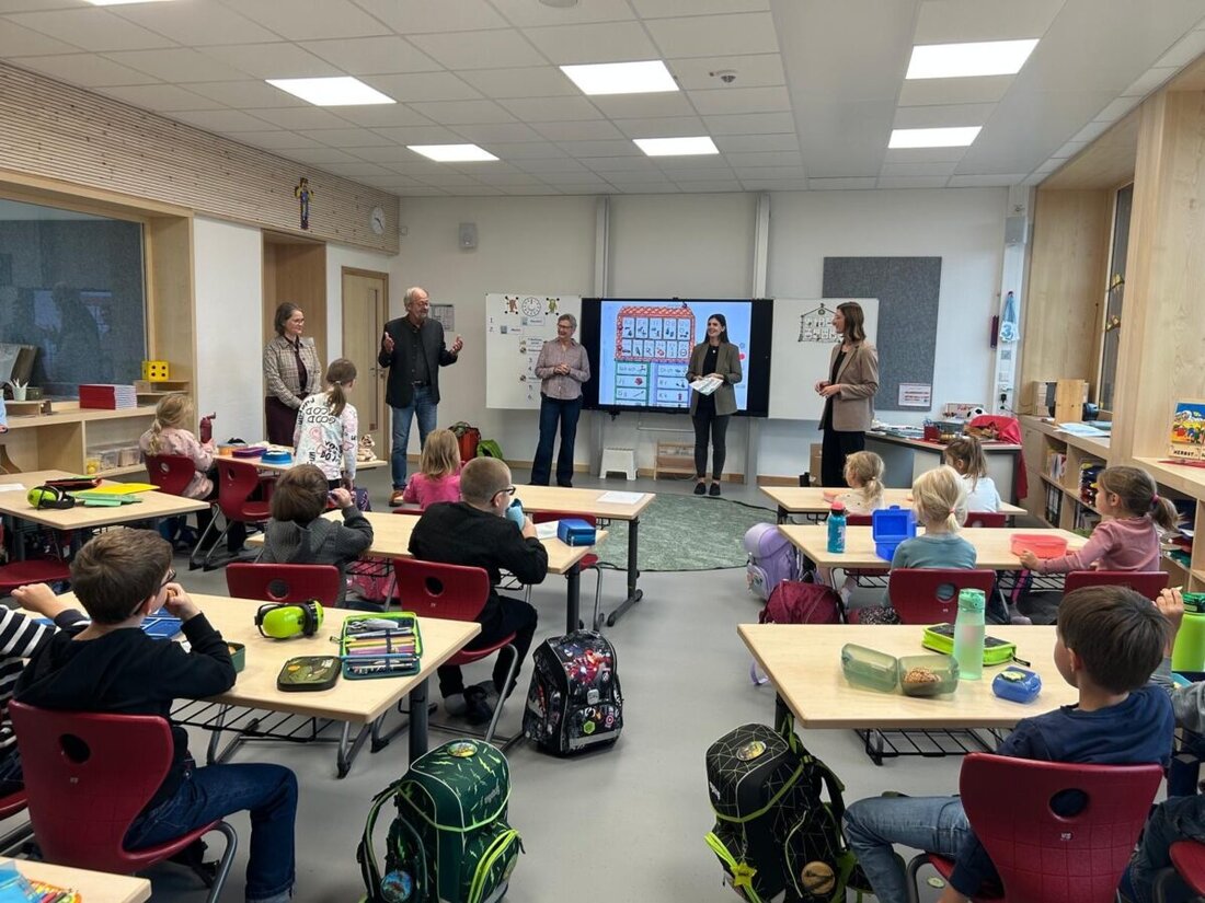Tirschenreuth . Mit bunten Stiften in der Hand ihre Heimat und Zukunft entdecken: Dieses Ziel verfolgt das neue Malbuch, das die Kreisentwicklung des Landkreises Tirschenreuth im Rahmen des Förderprogramms „Demografiefeste Kommune“ (gefördert durch das Bayerische Staatsministerium der Finanzen und für Heimat) entwickelt hat.