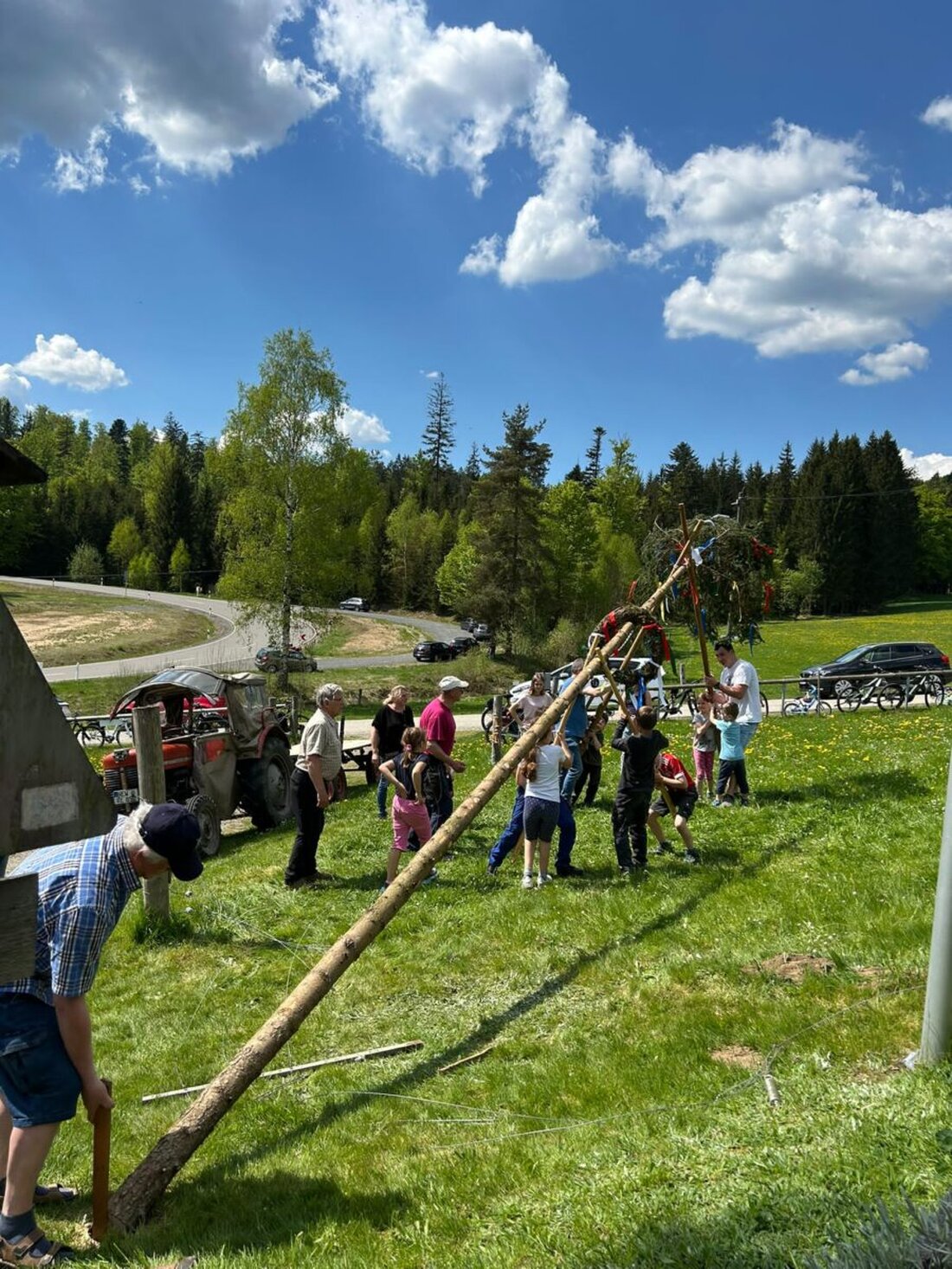 Georgenberg. Am 1. Mai halfen Kinder mit großer Begeisterung bei Aufstellen des Maibaums in Gehenhammer, unterstützt von Erwachsenen und viel Applaus.