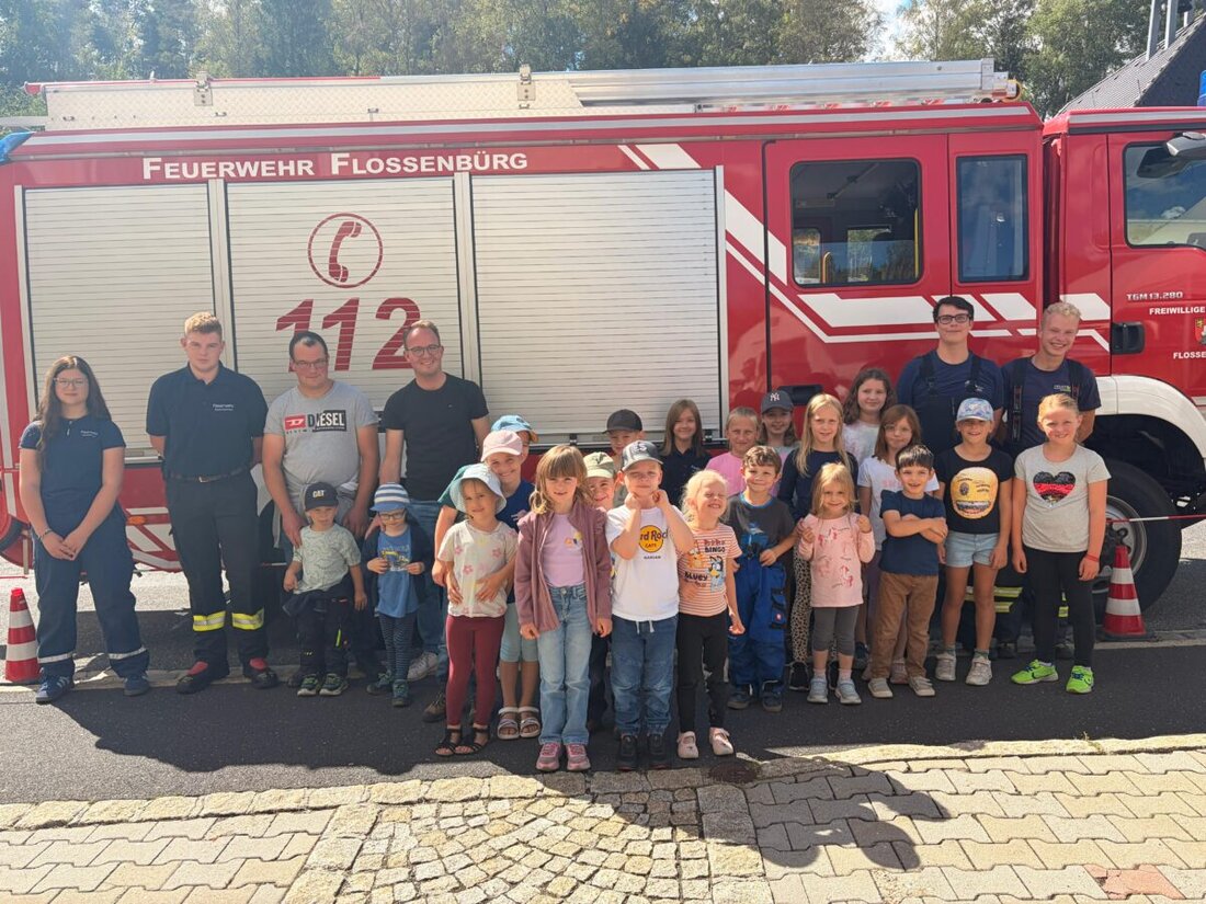 Flossenbürg. Beim Ferienprogramm „Kinder spielen Feuerwehr“ tauchten zahlreiche Kinder an Stationen der Feuerwehren Flossenbürg und Altenhammer in den Einsatzalltag ein, mit Mitmachaktionen und einer Runde im Feuerwehrauto.