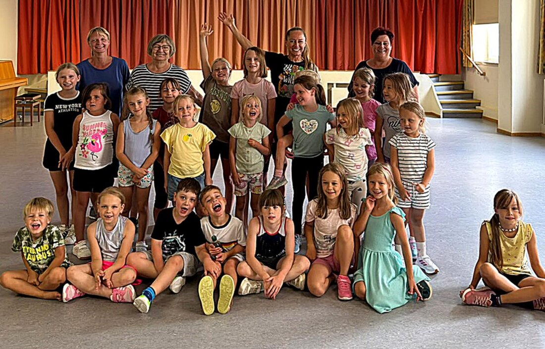 Schirmitz. Beim Ferienprogramm des Katholischen Frauenbundes Schirmitz brachte Ina Lenk 22 Kinder mit „Let’s Dance“ in Bewegung und Tanzfreude. Am Ende begeisterten sie Eltern und Großeltern mit einer einstudierten Choreografie.