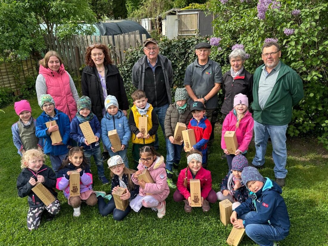 Pfreimd. Kinder des Kindergartens St. Martin und der Obst- und Gartenbauverein Pfreimd schützen gemeinsam Wildbienen durch kreative Nisthilfen, die im Stadtgebiet aufgehängt wurden.