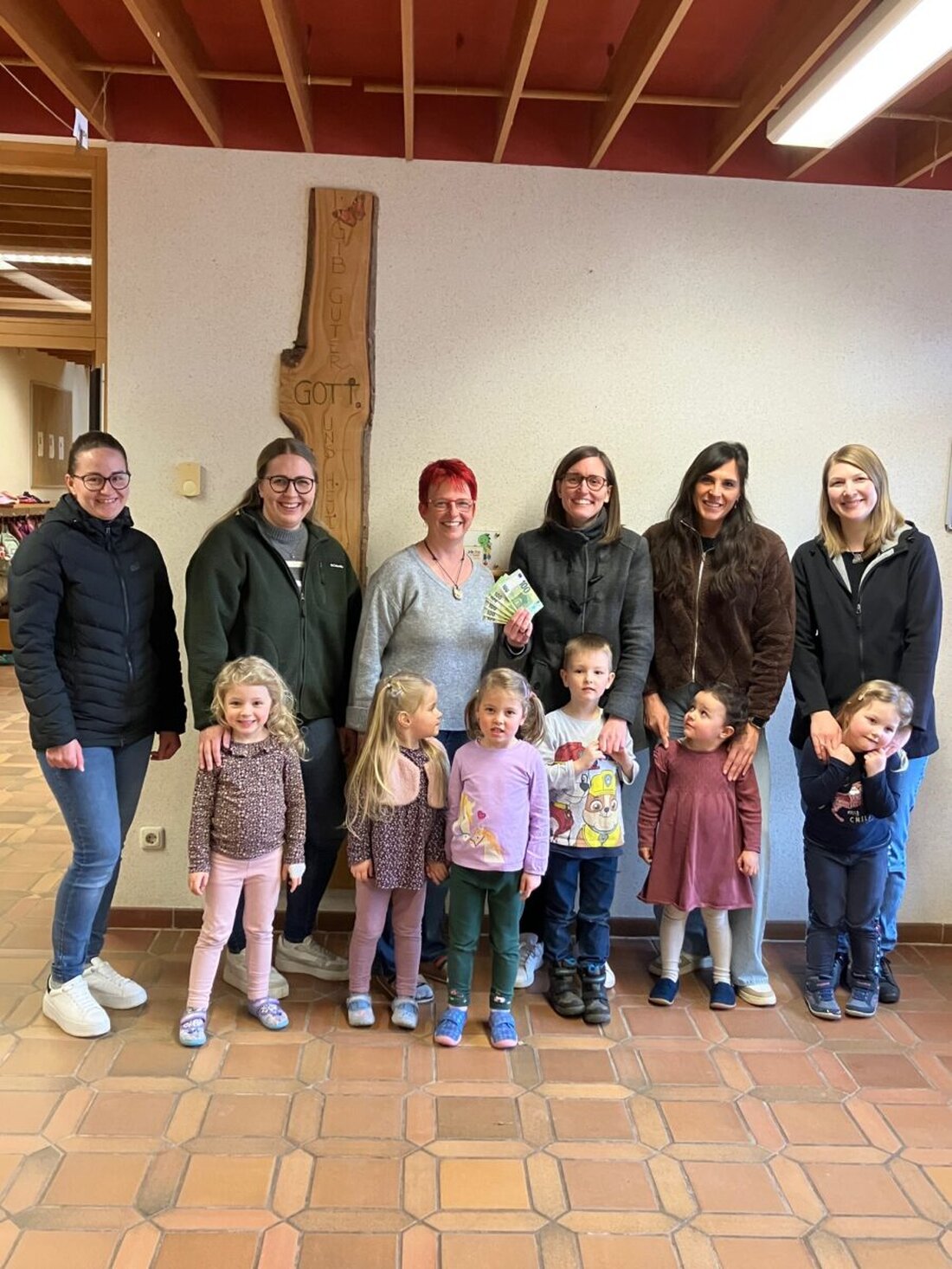 Pressath. Der Kinderbasar in der Stadthalle war ein voller Erfolg; Erlös unterstützt den Kindergarten St. Michael, die Pfarrjugend und die Jugendfeuerwehr. Der nächste Basar ist am 19. September 2026, für Verpflegung ist gesorgt.