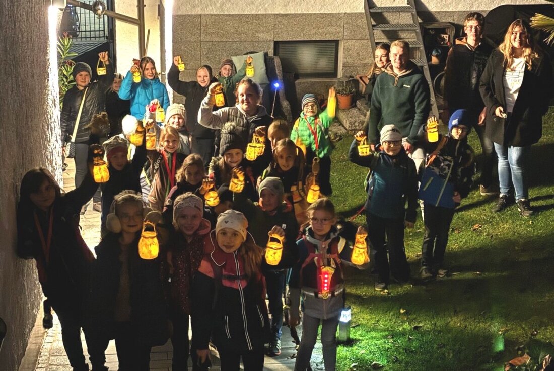 Floß. 25 Kinder der evangelischen Kirchengemeinde St. Johannes Baptista gingen auf eine Schnitzeljagd mit Nachtwanderung zum Thema "Die drei Weisen aus dem Morgenland". Dabei lösten sie Rätsel, bastelten Sternlaternen und genossen am Ziel ein Fest mit Pizzas und Getränken.
