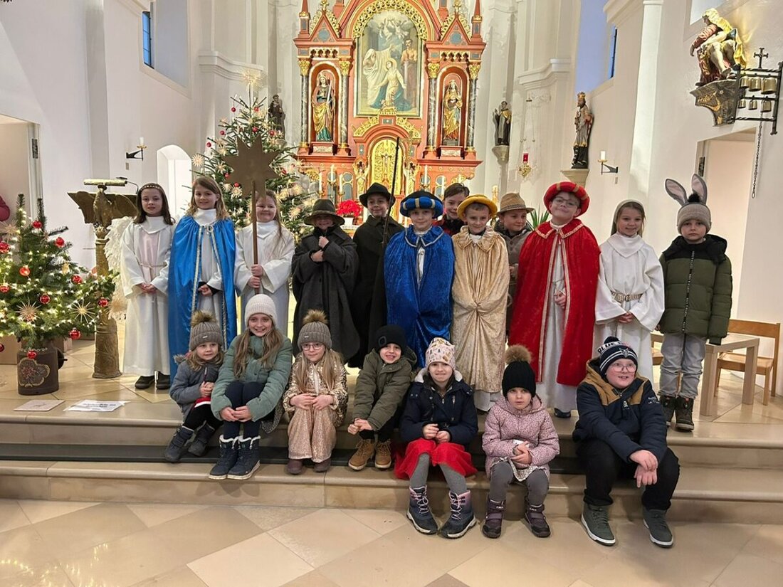 Leuchtenberg. Mit Begeisterung und Andacht waren die Kinder an Heiligabend bei der Kinderchristmette in der Pfarrkirche St. Margareta dabei. Die Kirche war übervoll von Besuchern, sehr viele Eltern mit ihren Kindern und Großeltern feierten mit. Oberministrant Johannes Rupprecht und Ministrant Michael Winter waren die Leiter der christlichen Stunde.
