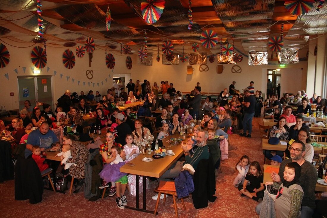 Grafenwöhr. Bunt, laut, vollgepackt mit Spielen und Lachen: Das ist der Kinderfasching in Grafenwöhr.  Von Stefan Neidl  Die Tanzinis aus Hütten zeigen eine tolle Show. Bei zahlreichen Spielen winken tolle [&hellip;]