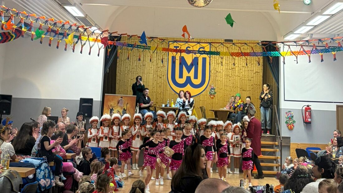 Weiherhammer. Beim Kinderfasching der TSG Mantel Weiherhammer füllten bunte Kostüme, Musik und Jubelrufe die Turnhalle. Auftritte der Kindergarde aus Neustadt/WN und Mario Hain brachten Applaus; Spenden-Eintritt lockte Familien.