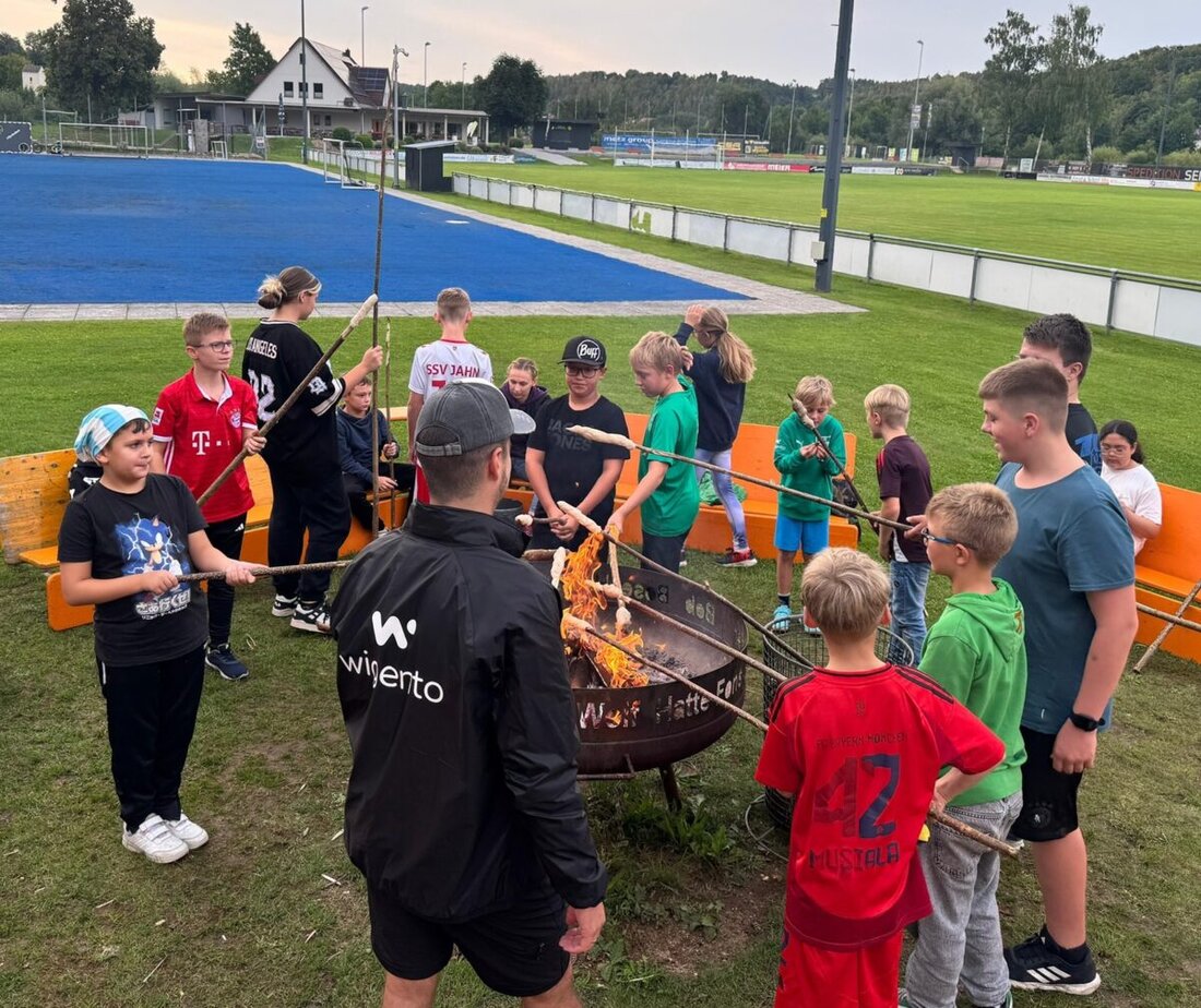 Rieden. Die Juniorvorstandschaft des 1. FC Rieden lädt vom 31. Juli bis 2. August alle Kinder und Jugendlichen (ab sechs Jahren) zum 12. Kinder- und Jugendferiencamp auf das Riedener Sportgelände ein. Zelte aufschlagen, Freunde treffen und gemeinsam ein unvergessliches Wochenende erleben.