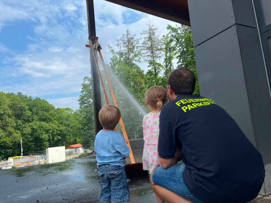 Parkstein. Viele Kinder erlebten beim Kinderferienprogramm der Freiwilligen Feuerwehr Parkstein einen bunten Nachmittag mit Zielspritzen und Spielen. Eltern genossen Kaffee und Kuchen.