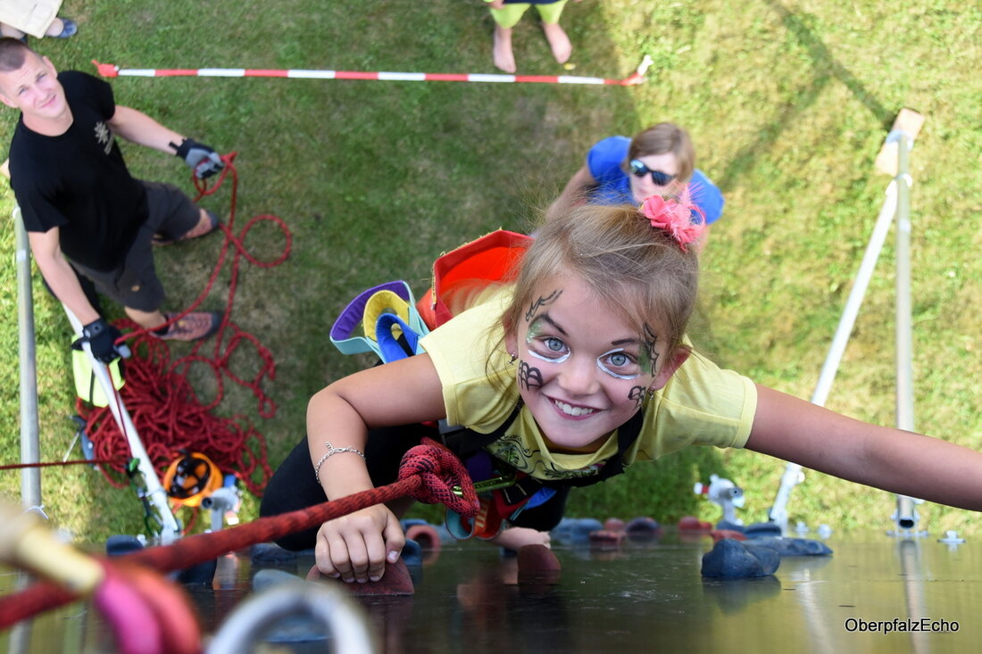 Neustadt/WN. „Ich hab schon dreimal getroffen“, freute sich Tim über seine Leistung bei dem von der DJK betreuten Torwandschießen am Städtischen Kinderfest. Von der Holzwand mit den zwei kreisrunden Ausschnitten [&hellip;]