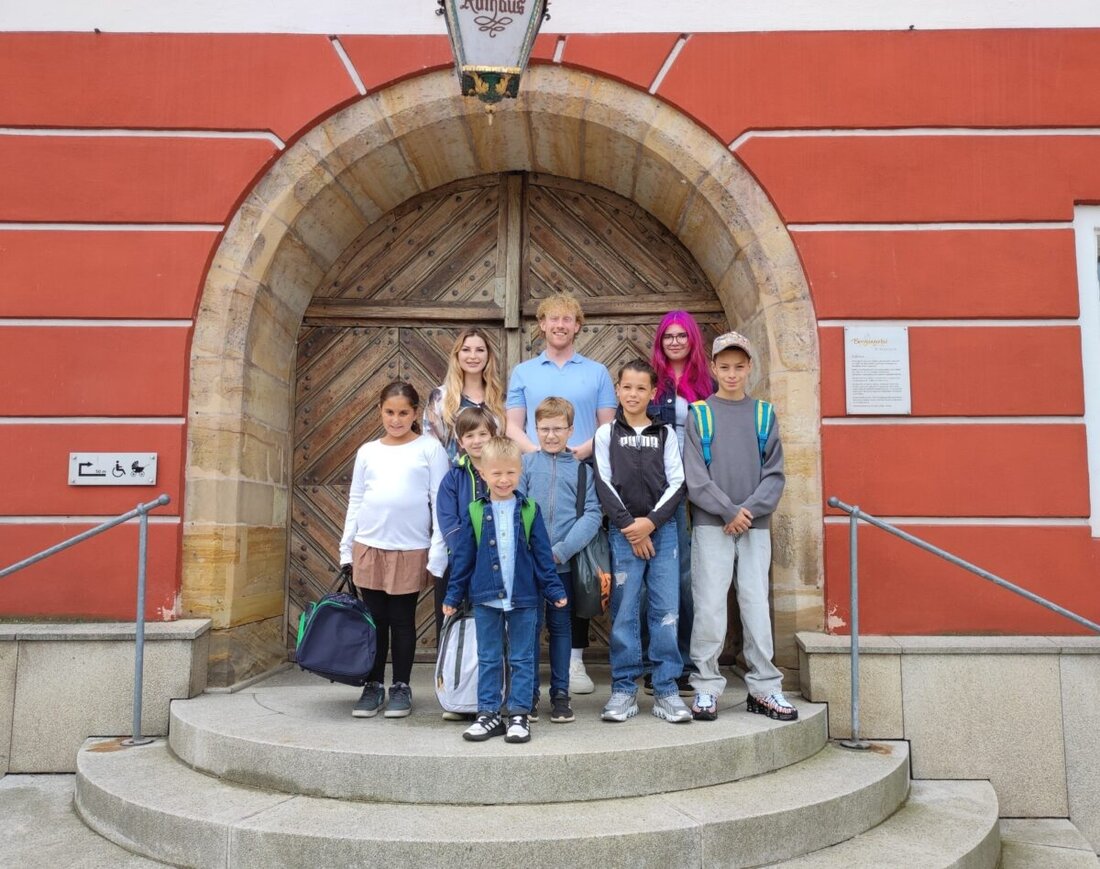 Burglengenfeld. Beim Kinderfest Ende Juli wurden Gewinner des Büchsenwerfens mit Rucksäcken voller Preise geehrt. Hauptgewinner aus Burglengenfeld und Schwandorf freuten sich über altersgerechte Geschenke.