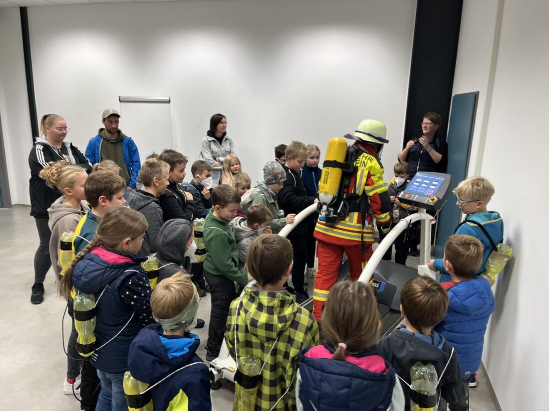 Neuhaus. Rund 40 Kinder der Kinderfeuerwehr Parkstein lernten am Samstag die Atemschutzstrecke in Neuhaus kennen und durften selber durch die Strecke kriechen.