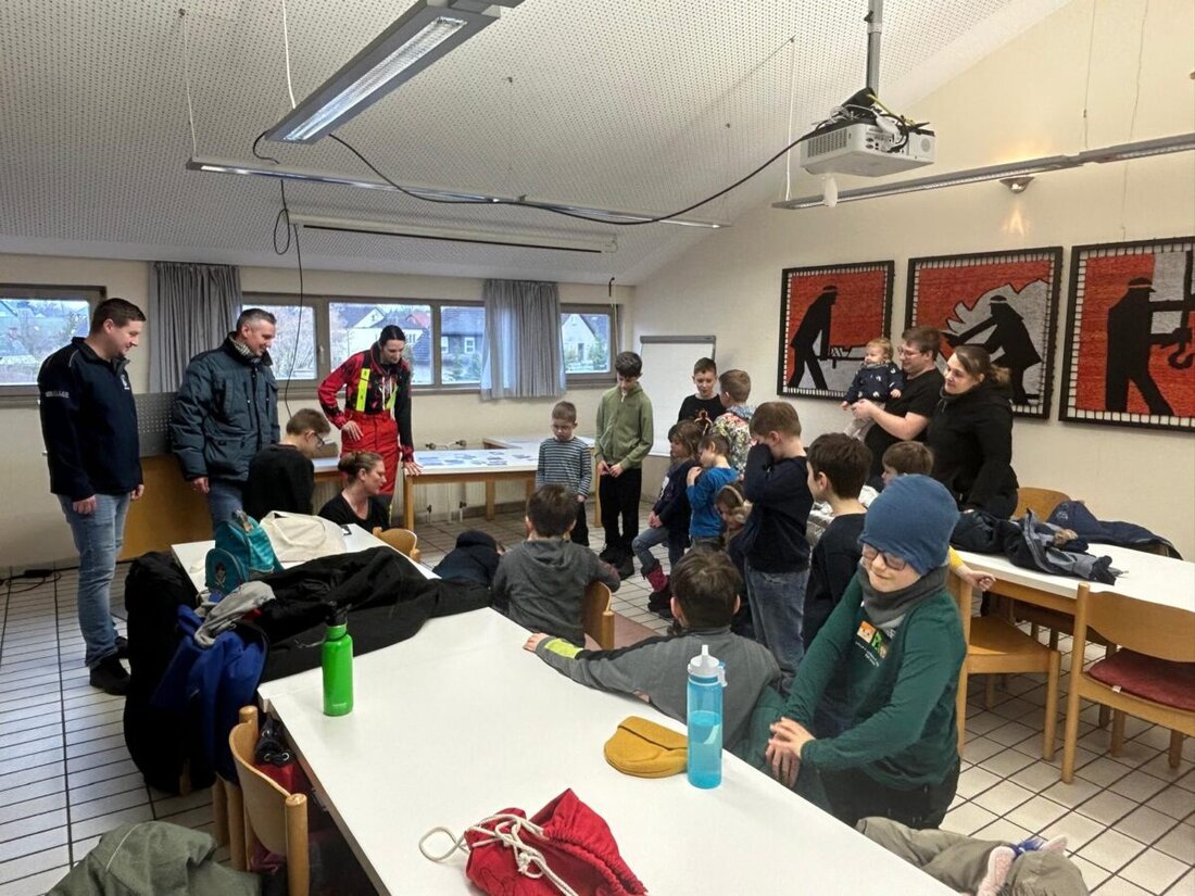 Weiherhammer. 32 Kinder der Kinderfeuerwehr trainierten im Feuerwehrhaus Erste Hilfe, das Absetzen eines Notrufs und UVV. Ein realistischer Leitstellen-Anruf nahm Angst und gab Sicherheit für den Ernstfall.