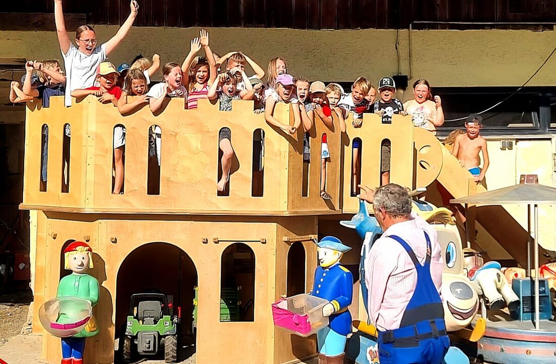 Irchenrieth. 27 Kinder erlebten einen abwechslungsreichen Ferientag auf Bauernhof Fritz, organisiert von der CSU Schirmitz. Aktivitäten wie Modellieren, Traktorfahren und ein Besuch im Streichelzoo begeisterten sie.