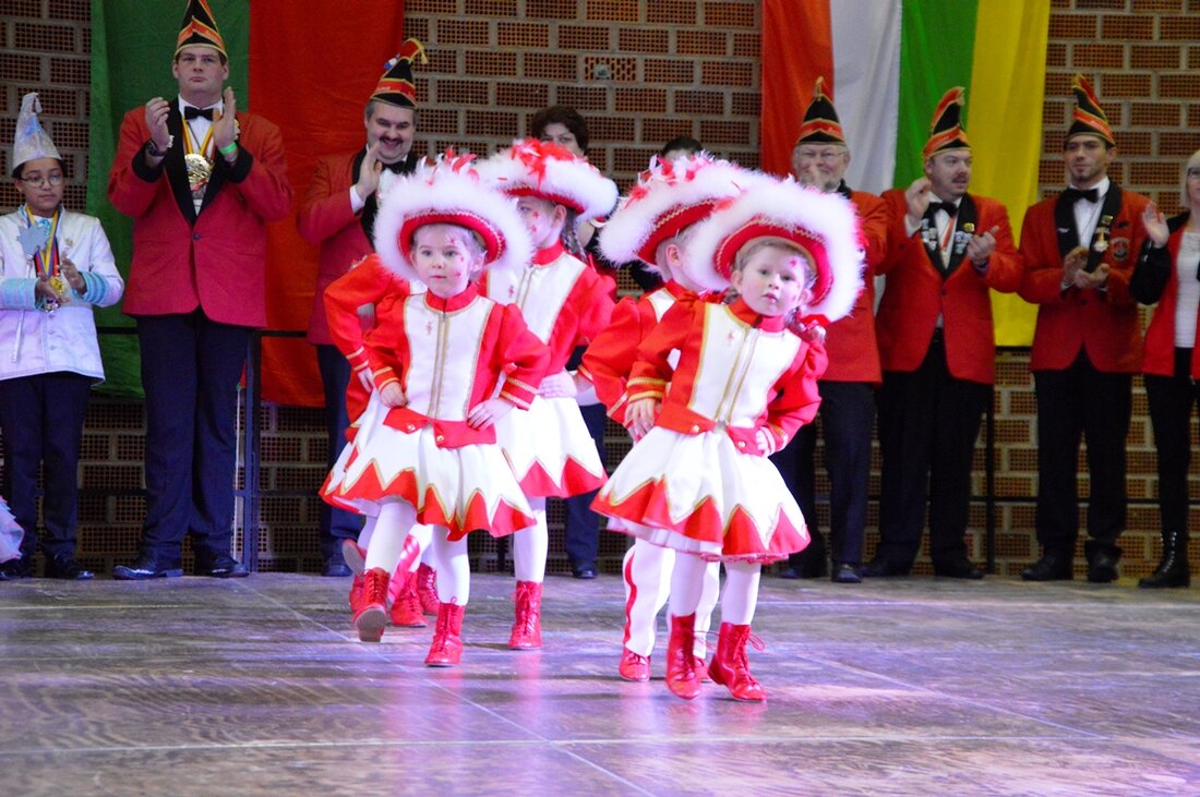Weiden. Heute früh um 10 Uhr ging es schon los für die 23 Kinderprinzenpaare der ostbayerischen Faschingsgesellschaften. Da begrüßte Oberbürgermeister Kurt Seggewiß die Kinderregenten im Rathaus. Danach ging es für [&hellip;]