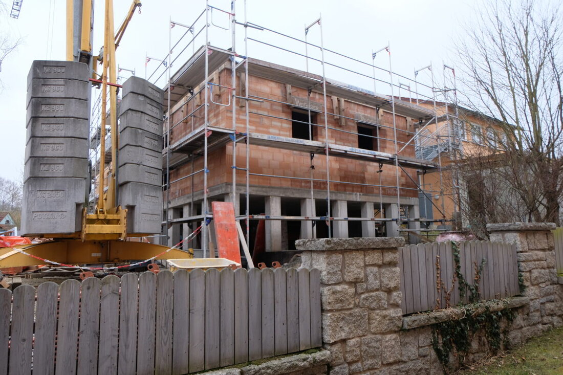 Floß. Die Bauarbeiten am Kindergarten "Unterm Regenbogen" wurden dank guter Witterung wieder aufgenommen. Ziel ist der Einzug ins erweiterte und renovierte Gebäude im Sommer 2025.