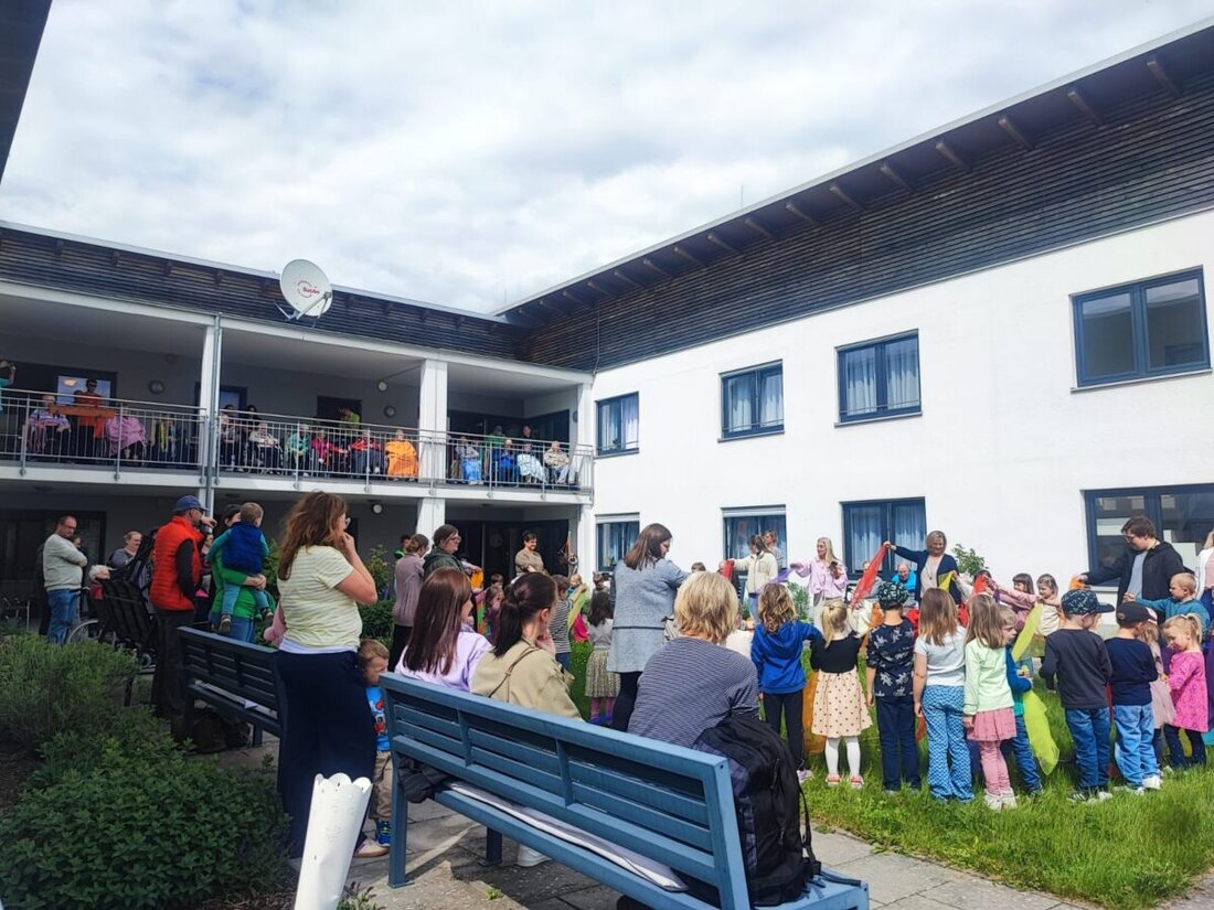 Plößberg. Kinder des Johanniter-Kindergartens „Regenbogen“ aus Plößberg/Beidl besuchten am 18. Mai das BRK-Seniorenzentrum „Haus Frohwiesen“ in Plößberg. Heimleitung Marita Haberkorn und Kindergartenleitung Tanja Ruckdäschel begrüßten die Gäste gemeinsam im Garten des Hauses, wo die Bewohnerinnen und Bewohner die Kinder bereits gespannt erwarteten.
