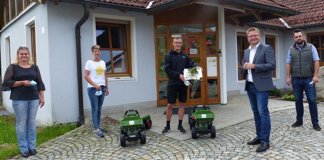 Leuchtenberg. Der “Fuhrpark” im Kindergarten St. Johannes wird erweitert. Für die Kleinen sicher ein großer Spaß.  Von Sieglinde Schärtl  Kindergartenleiter Patrick Schu hat die Geschenke für seine Kleinen in der [&hellip;]