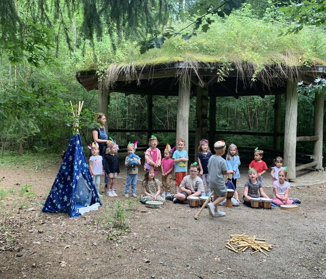 Hütten. Der Kindergarten St. Josef hat eine Familienwanderung organisiert, bei der Kinder als Indianer verkleidet den Walderlebnispfad "Holzweg" erkundeten und ein kulturelles Programm boten. Ein Buffet durch den Elternbeirat rundete den Abend ab.