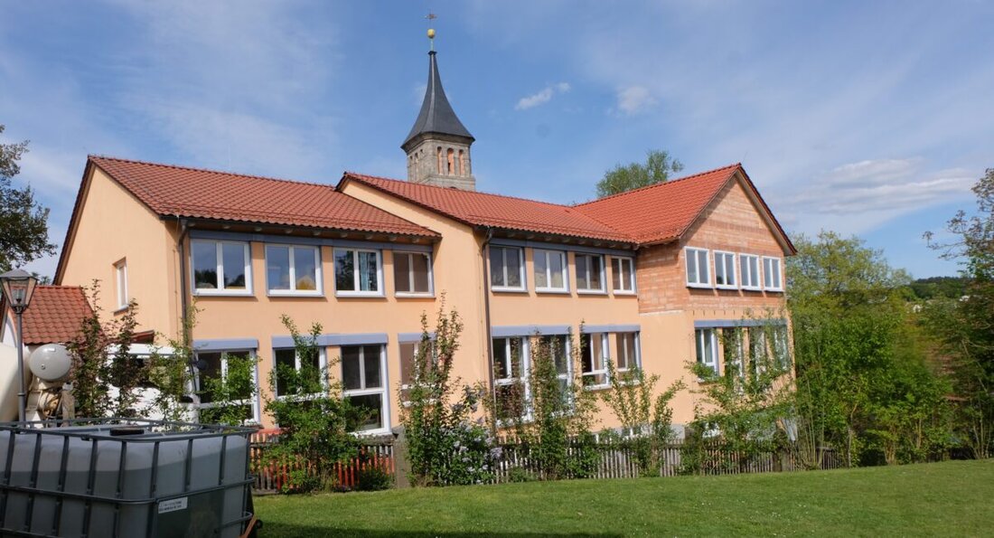 Floß. Die Erweiterung und Sanierung des Kindergartens „Unterm Regenbogen“ ist durch den fertigen Rohbau und die Dacharbeiten sichtbar geworden. Archäologische Grabungen verzögerten das Bauvorhaben, doch nun ist der Einzug im September geplant.