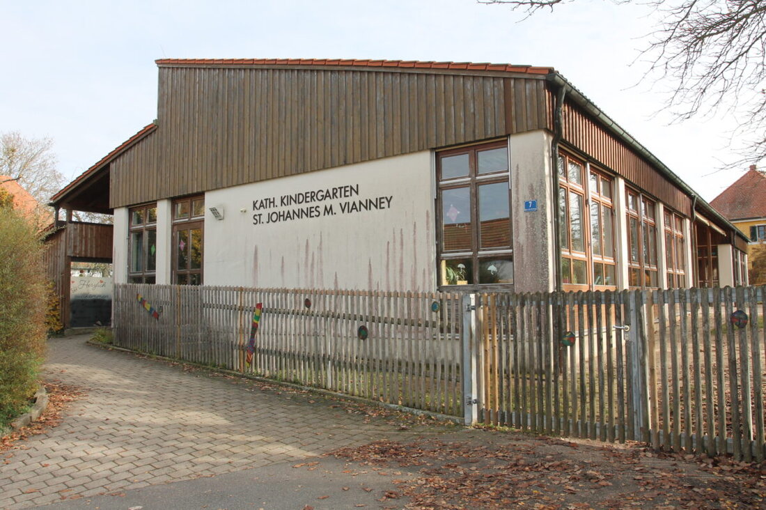 Floß. Der Kindergarten St. Johannes Maria Vianney erzielt Überschuss und entlastet den Haushalt 2026. Der Marktgemeinderat erlaubt die Umnutzung des Pfarrheims und treibt die Photovoltaik in Ellenbach voran.
