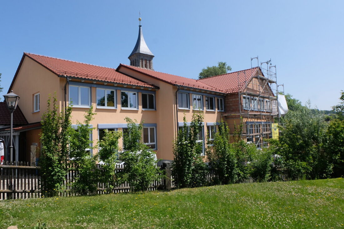 Floß. Die Erweiterung des Kindergartens „Unterm Regenbogen“ verzögert sich wegen archäologischer Untersuchungen. Über 60 Skelette wurden gefunden, was auch Einfluss auf die Baukosten haben wird.