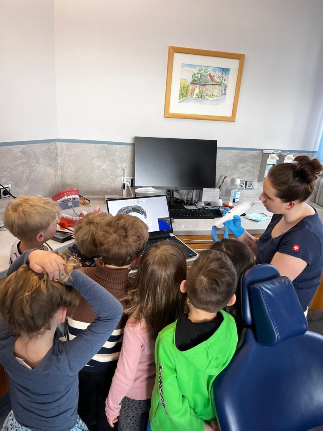 Plößberg. Vorschulkinder aus dem Johanniter-Kindergarten "Regenbogen" besuchten eine Zahnarztpraxis, um mehr über Zahngesundheit zu erfahren. Sie erhielten Einblicke in die Praxisarbeit und lernten Wichtiges über gesunde Zähne.