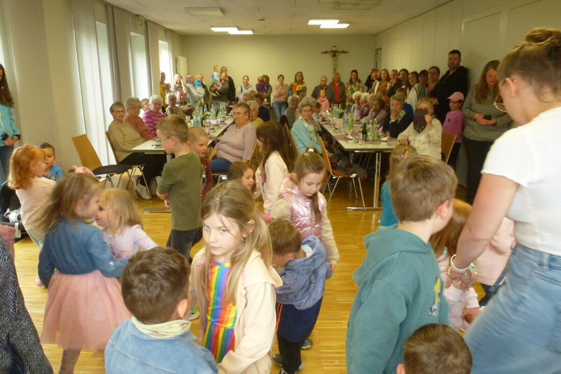 Kaltenbrunn. Mit Liedern, Tanz und roten Rosen bereiteten die Kinder des Kindergartens St. Martin ihren Müttern und Vätern im Pfarrheim große Freude. Auch Pfarrer Varghese Puthenchira erhielt eine Rose; dazu Torte, Kaffee und Tee.