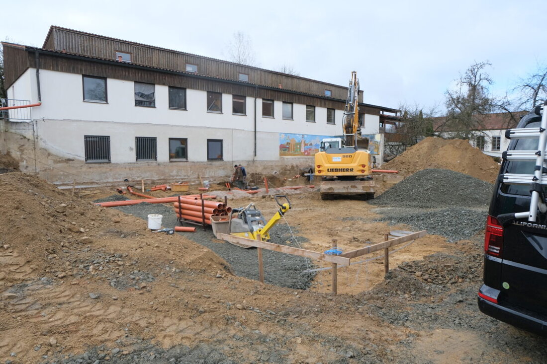 Floß. Am Pfarrzentrum St. Johannes der Täufer wächst die Großbaustelle für den Kindergarten St. Johannes Maria Vianney. Kinder und Team sind im Pfarrheim St. Josef ausgelagert; bis Herbst sollen Sanierung und Ausbau enden.