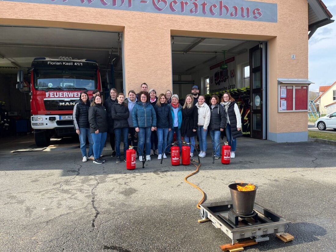 Kastl. Das Team des Kinderhauses Pusteblume übte bei der Feuerwehr den Ernstfall. Nach Theorie zu Fluchtwegen und Feuerlöschern löschten die Mitarbeiterinnen unter Anleitung von Mathias Schinner ein kontrolliertes Feuer.