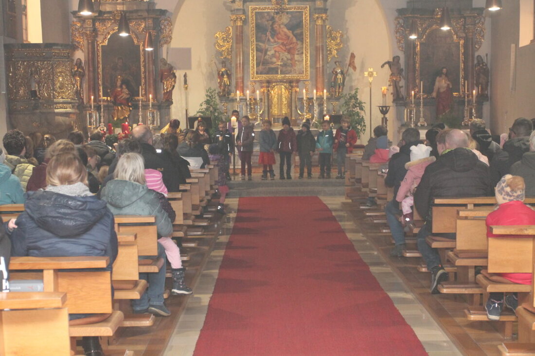 Neukirchen zu St. Christoph. Kinder des Kinderhauses feierten Nikolaus mit Liedern und Geschichten, erinnerten an Nächstenliebe und wurden vom Nikolaus besucht.