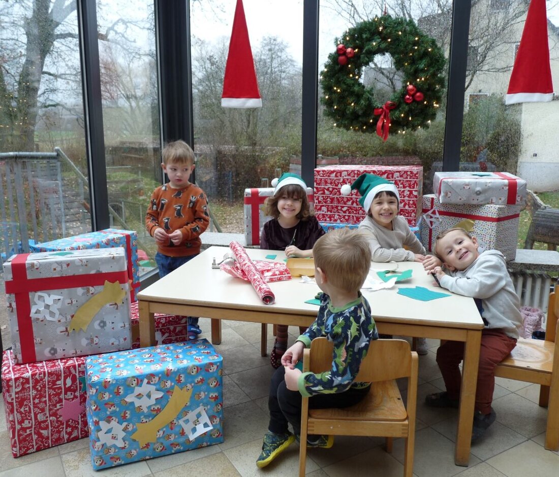 Waldershof. Kinder des Johanniter-Kinderhauses „St. Sebastian“ packten Spendenpakete für den Johanniter-Weihnachtstrucker, unterstützt von Eltern und organisiert vom 1. bis 6. Dezember.