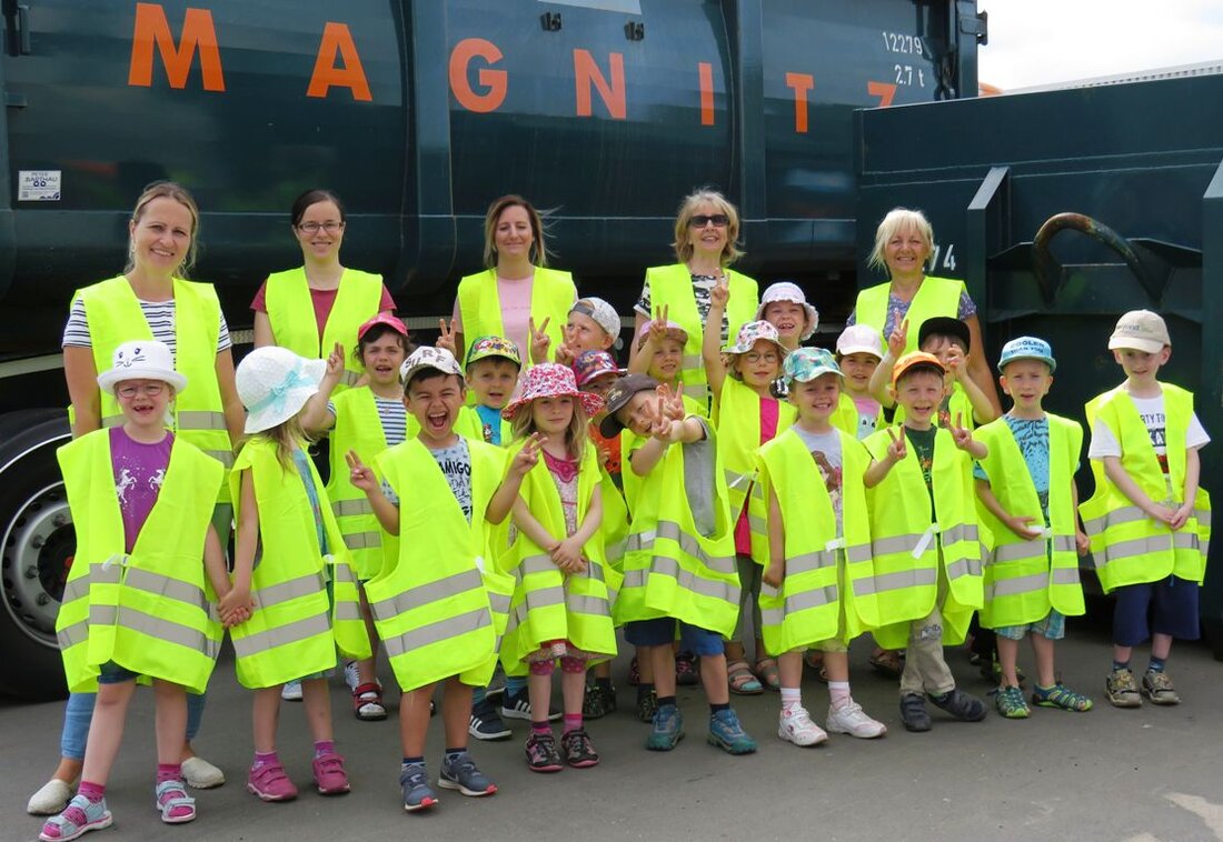 Tirschenreuth. Die „Schlauen Füchse“, Vorschulkinder des Städtischen Kinderhauses Kunterbunt, waren wieder einmal in ihrer Heimatstadt unterwegs. Diesmal führte sie ihre Erkundungstour zum Entsorgungsunternehmen Magnitz. Mülltrennung lernen die Kleinen zwar schon [&hellip;]